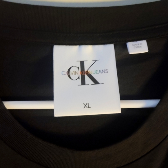 Calvin Klein Jeans Pride large chest logo tank in black size XLarge - Picture 4 of 7